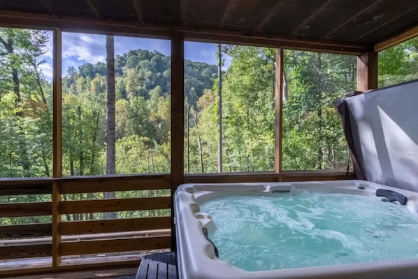 Outdoor spa tub