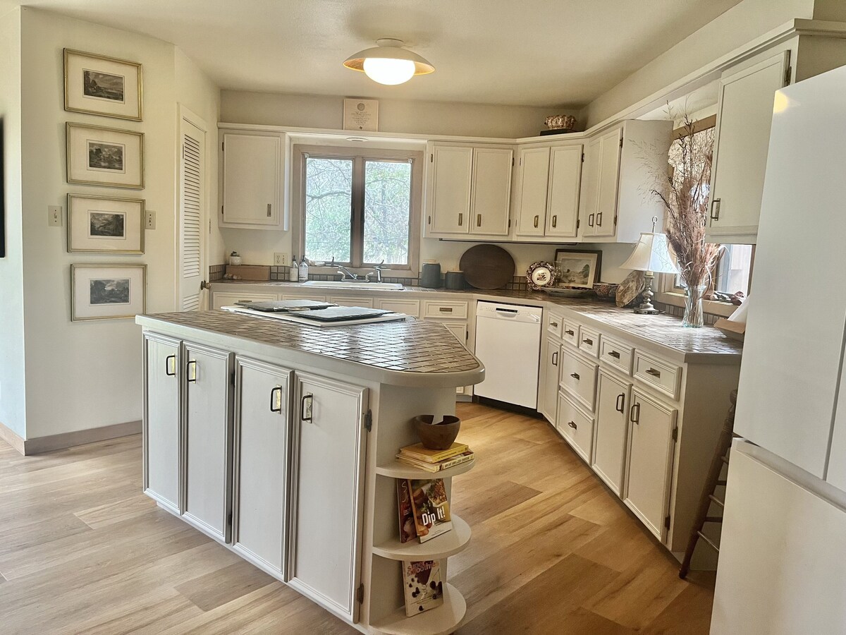 Family friendly LBJ Lake House with outdoor fire pit and large private lot