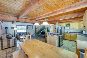 Dining Area | Dishware/Flatware Provided