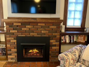 Cozy electronic fireplace with or without heat