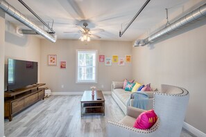 Spacious Living Room with Roku TV in downtown Biloxi, MS. Walking distance from Baseball Stadium and Casinos