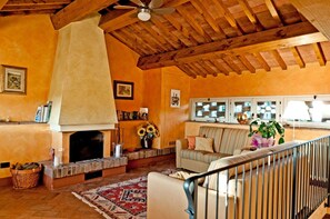 Eigentum, Möbel, Couch, Gebäude, Holz, Interior Design, Bilderrahmen, Wohnzimmer, Wand, Fenster