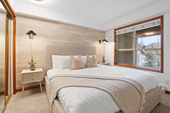Main Bedroom - King Bed with mountain views and ensuite