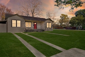 Peaceful evening vibes in front of our cozy house and a self check-in coded door lock  