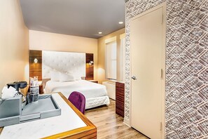 Unit with Queen Bed. Exact unit assigned upon arrival.