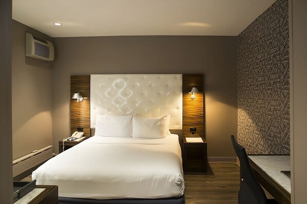Unit with Queen Bed. Exact unit assigned upon arrival.