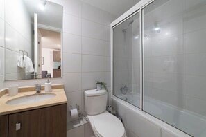 Baño moderno y elegante