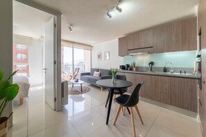 Disfruta de una comida en familia en este espacio luminoso y elegante