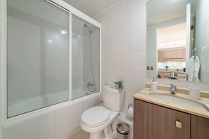 Recarga energías en este espacio impecable, equipado con todo lo necesario para tu cuidado 
