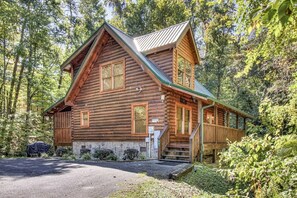 Smoky Mountain Cabin "Creekview" - Parking area