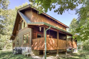 Pigeon Forge Cabin "Creekview" - Covered back deck