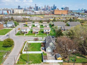 Just minutes from downtown with easy access to both driveway and street parking—convenience at its best!