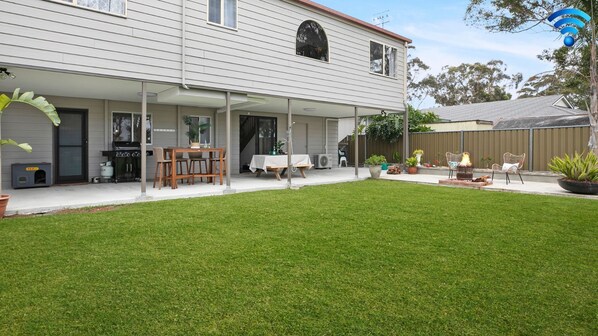 Fully fenced yard | Pet friendly