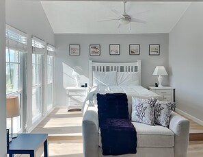 Primary Bedroom - Queen Bed, En Suite Bathroom + TV
