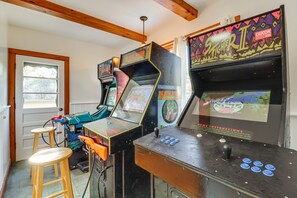 Game Room | 2-Story House | 3 Mi to Great Wolf Lodge Water Park