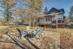 Wood-Burning Fire Pit | Self Check-In | 1 Mi to Pocono Premium Outlets