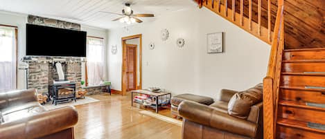 Tannersville Vacation Rental | 3BR | 2BA | 1,309 Sq Ft | Stairs Required