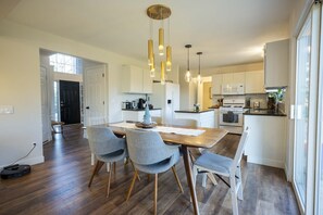 Main floor dining area: seating for 10.