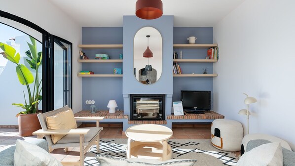 This well decorated living space is very relaxing and cozy with all the light and access to the balcony
#livingroom #rest #relax #comfy #algarve #portugal