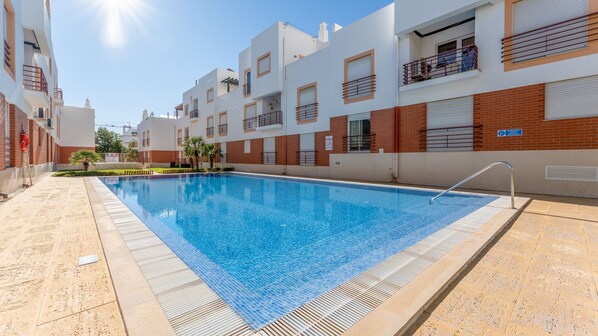 Soak up the sun at the outdoor shared pool, with good weather and ample space for sunbathing 
#relax #pool #outdoorpool #algarve #portugal