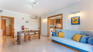 The living space is perfect to enjoy meals and socialize at the same time, while having access to the kitchen
#livingspace #socialization #fun #algarve #portugal