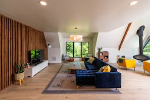 Great Room w/ Large Sectional | Smart TV | Cozy Reading Nook