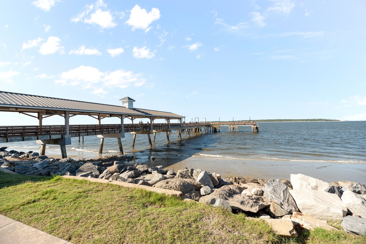 New Construction – Private Pool – Short Walk to East Beach!