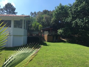 Jardin / cage de foot de 3x 2m. Maison, partie haute salle à manger vue forêt