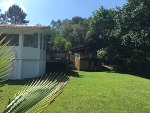 Jardin / cage de foot de 3x 2m. Maison, partie haute salle à manger vue forêt