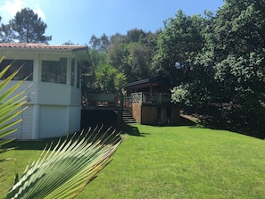 Jardin / cage de foot de 3x 2m. Maison, partie haute salle à manger vue forêt