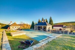 Backyard | Private Outdoor Pool | Basketball Court | Outdoor Kitchen