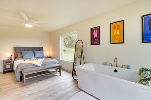 Bedroom Suite | Soaking Tub