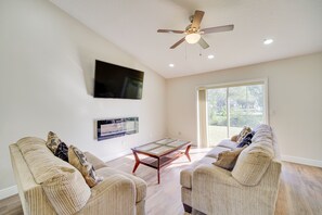 Living Room | Smart TV | Central A/C & Heat | Electric Fireplace