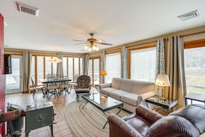 Living Room | Free WiFi | Central A/C | Smart TV