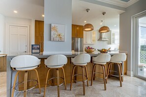 Kitchen island w/ ample seating