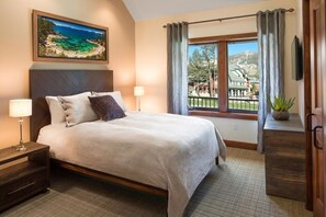 Please note that bedding configurations may vary per unit.