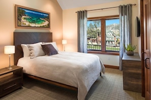 Please note that bedding configurations may vary per unit.