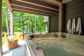 Outdoor spa tub