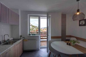 Fully equipped kitchen with its balcony overlooking the old city center