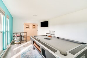 Game Area | Pool Table | Smart TV | Central A/C | Electric Heating | Free WiFi