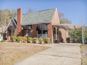 Charming Brick house with a quiet neigborhood!