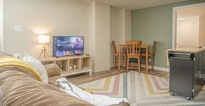 Relax after a long day! With comfortable seating, a flat-screen TV, and a dining table, it's the ideal space to unwind and enjoy your stay near Downtown, Columbus.