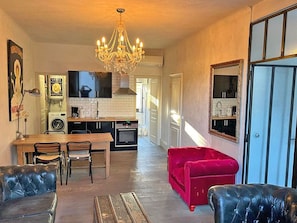 Living room with dining area and an open-planned kitchen.