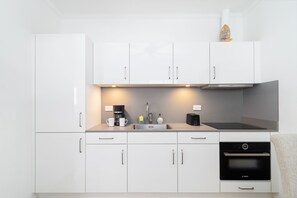 Elegant Kitchen of the Apartment in Noord Aruba - Integrated appliances for a seamless and stylish appearance - Innovative storage solutions to maximize space efficiency