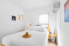 Deluxe Bedroom of the Apartment in Noord Aruba - Smart TV and Netflix - Cozy retreat with a plush bed, perfect for relaxation - Queen Size Comfy Bed - Ensuite Bathroom