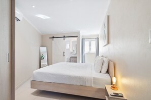Elegant Bedroom of the Apartment in Noord Aruba - Ensuite bathroom for convenience and privacy - Cozy retreat with a plush bed, perfect for relaxation - Spacious layout offering a sense of openness - Elegant Side Lamps and full size mirror
