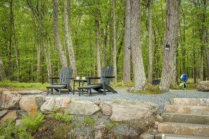 Unwind by the shore—these lakeside loungers are made for sun-soaked naps, reading breaks, or quiet reflection.”