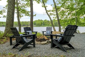 Evenings by the fire, stories under the stars—our lakeside firepit with seating for seven is the perfect end to any day.