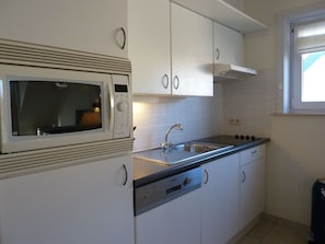 Zapfhahn, Spüle, Cabinetry, Sinken, Fenster, Countertop, Armatur, Gebäude, Küche, Interior Design