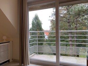 Eigentum, Himmel, Gebäude, Schatten, Holz, Baum, Pflanze, Fenster, Tür